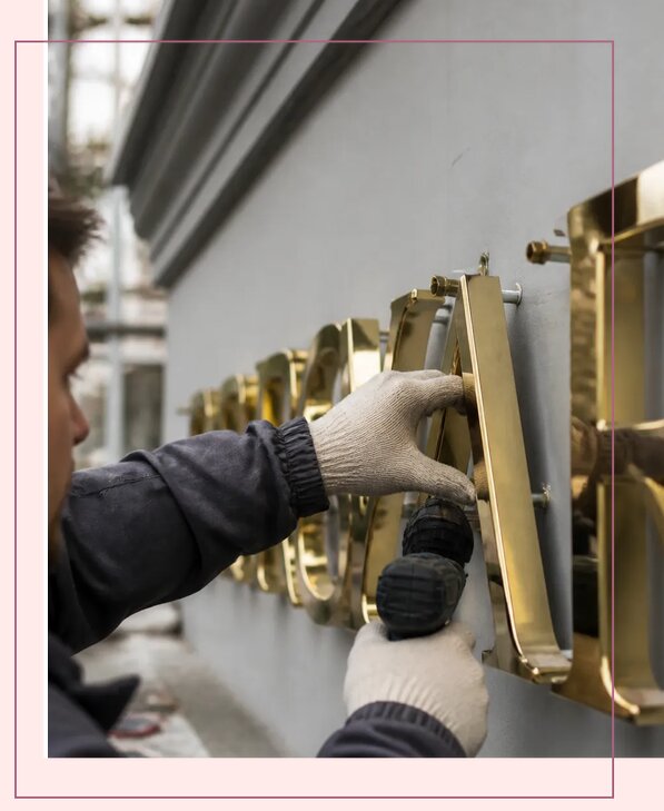 Изготовление и монтаж золотых букв для вывесок в Рубцовске